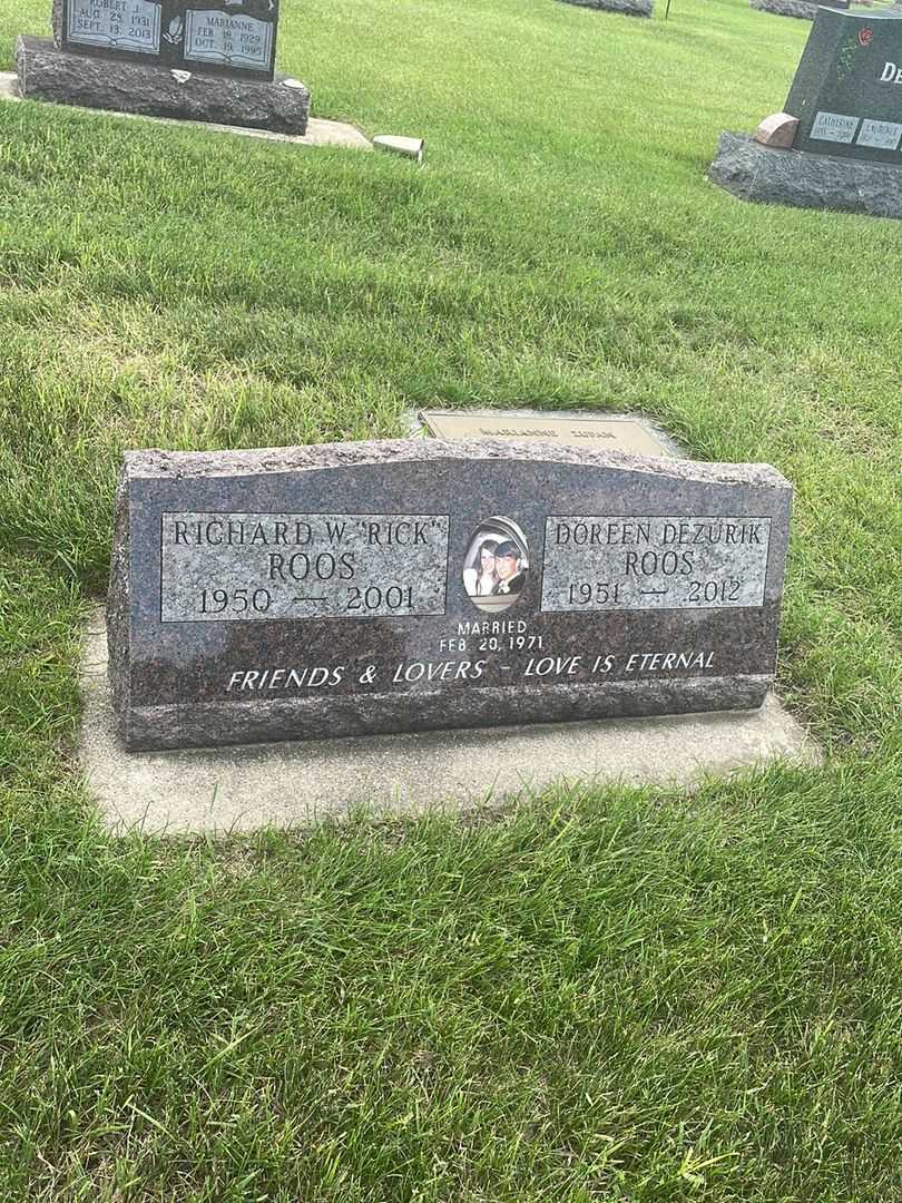 Doreen Dezurik Roos's grave. Photo 2