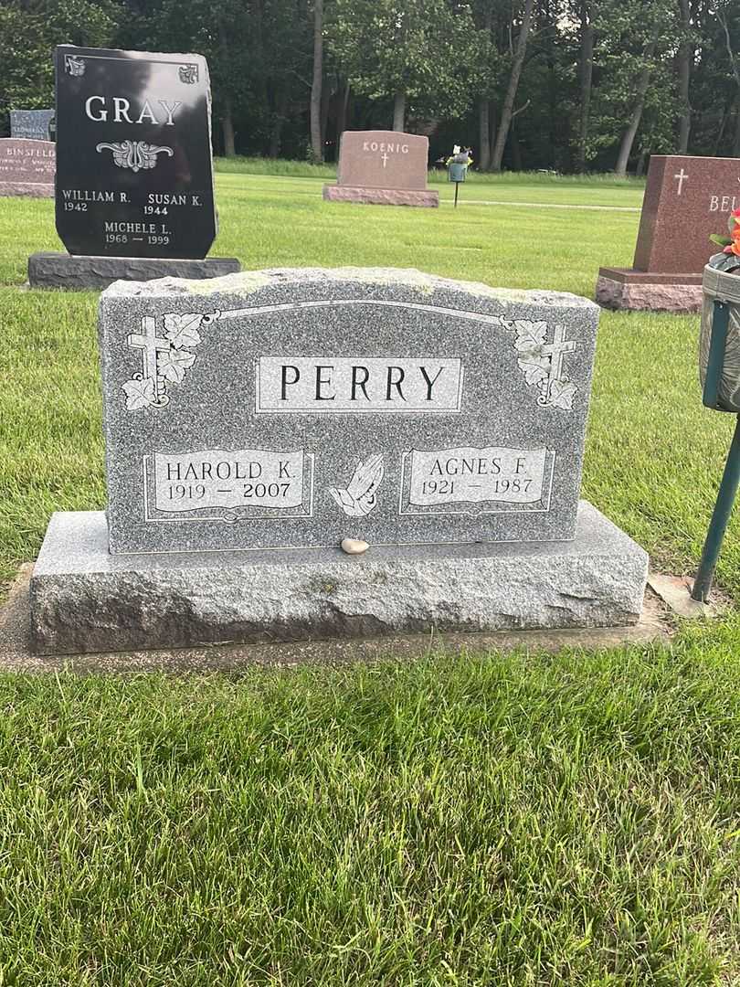 Agnes F. Perry's grave. Photo 2