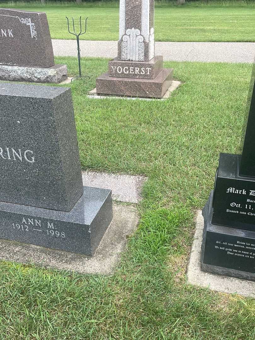 Missus/Madam Lavin M. Yogerst's grave. Photo 2