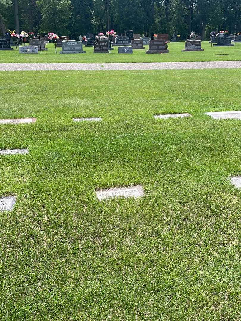 Baby boy Thene's grave. Photo 1