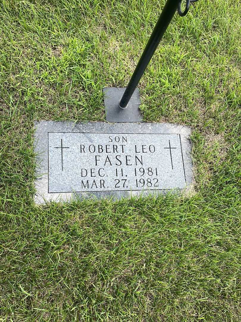 Robert Leo Fasen's grave. Photo 2