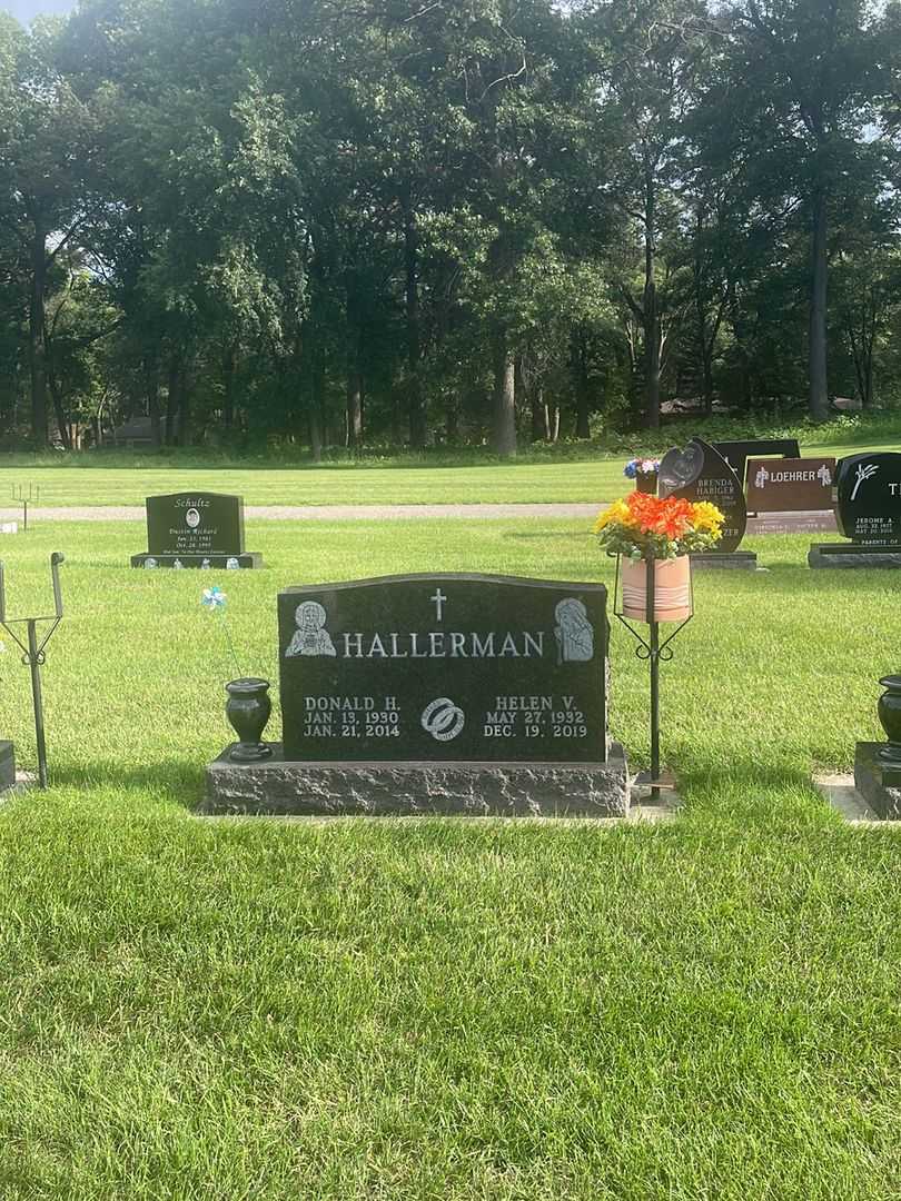 Donald H. Hallerman's grave. Photo 1