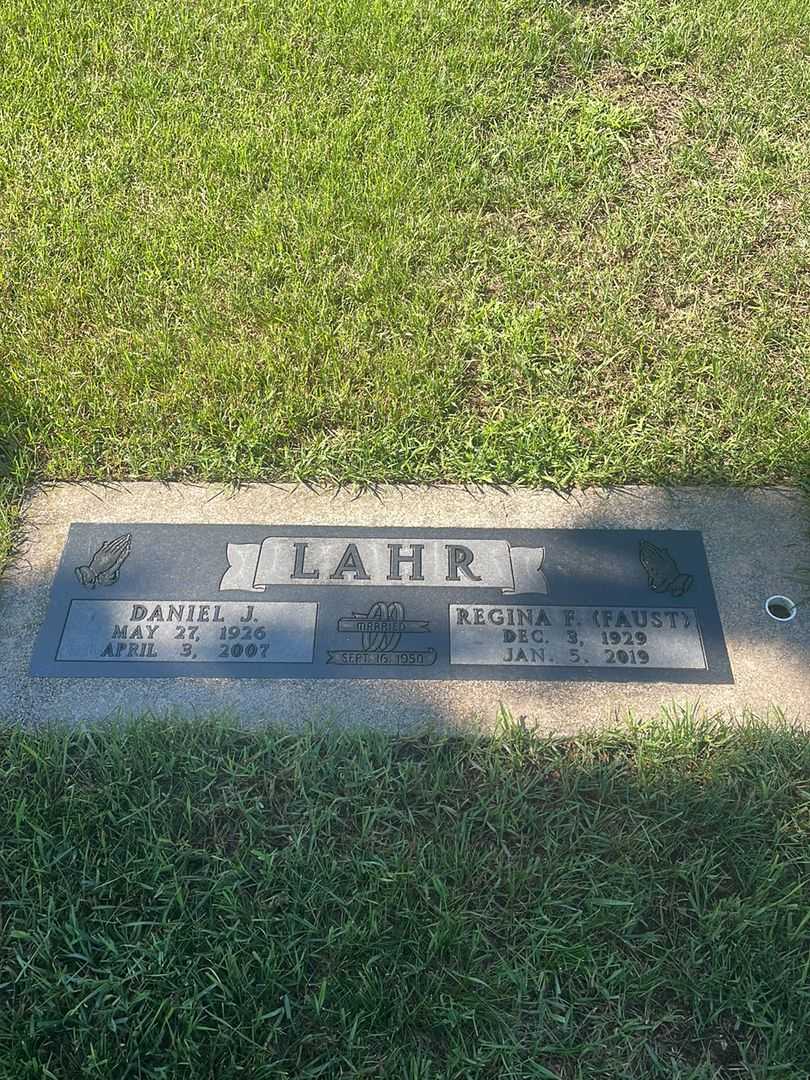 Daniel J. "Den" Lahr's grave. Photo 2