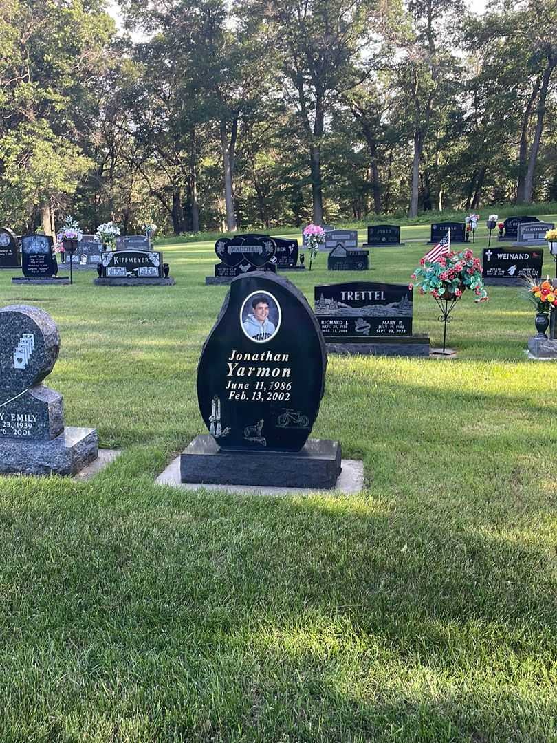 Jonathan Yarmon's grave. Photo 1