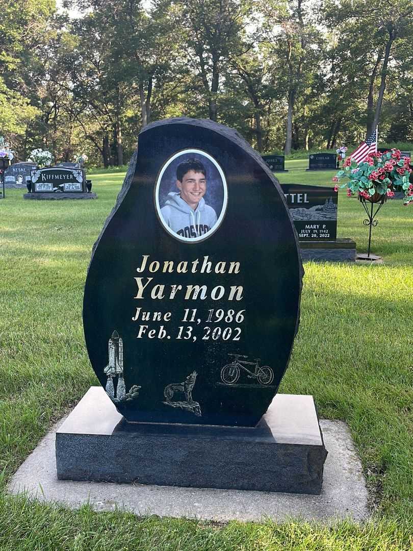 Jonathan Yarmon's grave. Photo 2