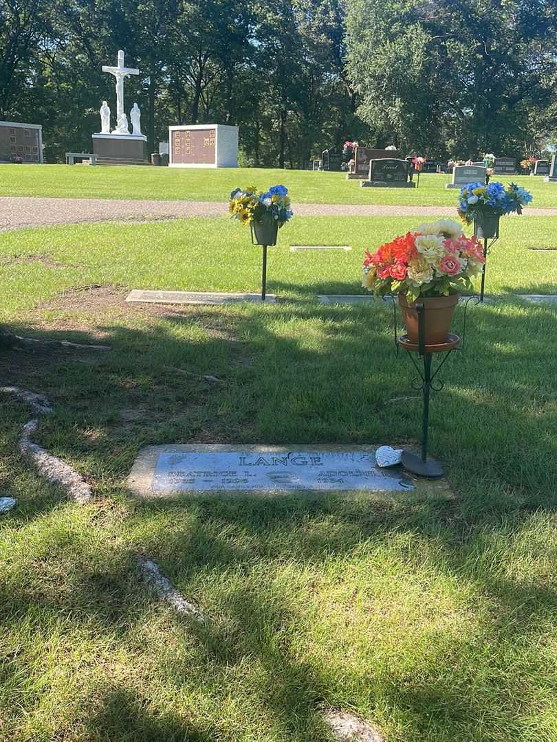 Beatrice L. Lange's grave. Photo 1