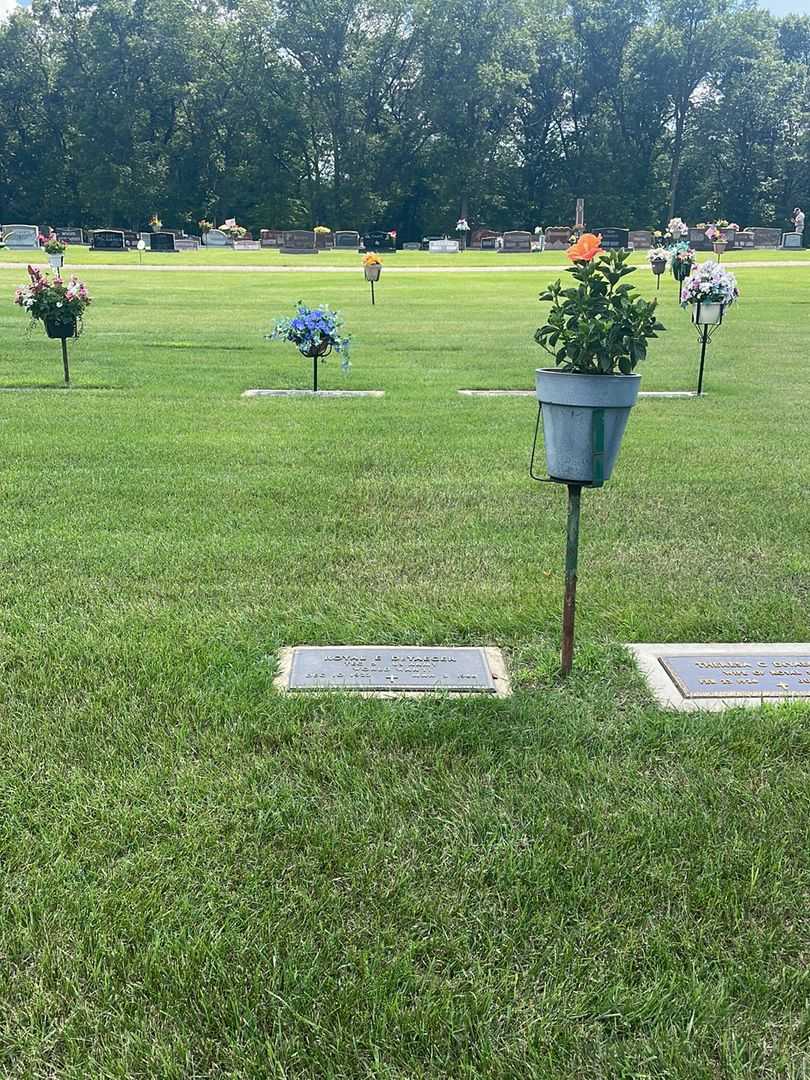 Royal E. DeYeager's grave. Photo 1