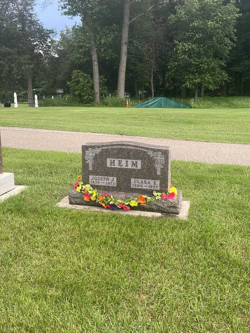 Clara E. Heim's grave. Photo 1