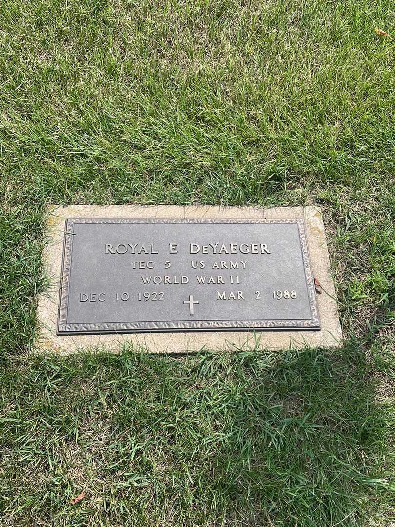 Royal E. DeYeager's grave. Photo 2