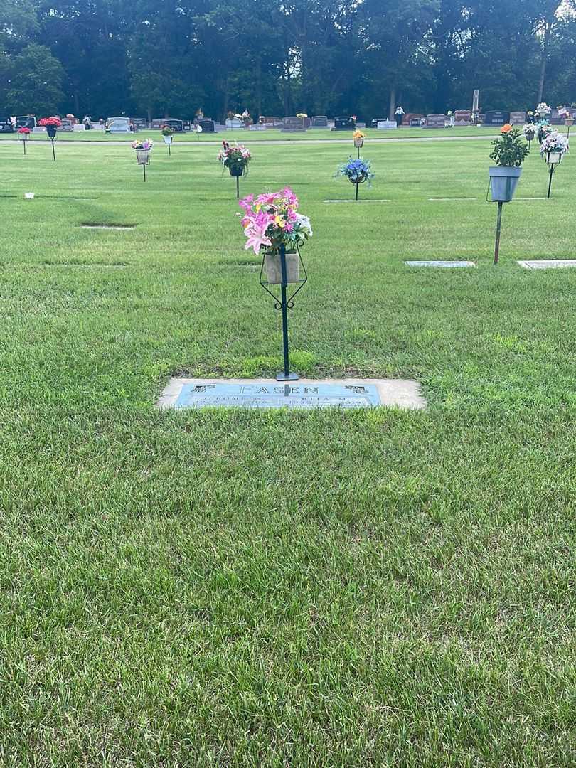 Rita M. Fasen's grave. Photo 1