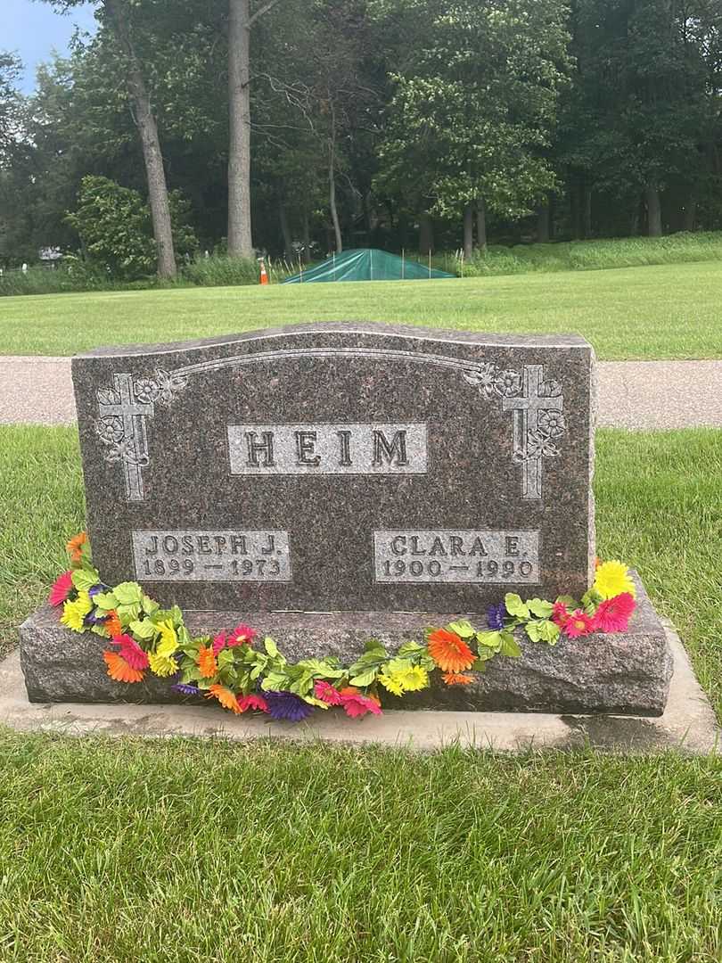 Clara E. Heim's grave. Photo 2