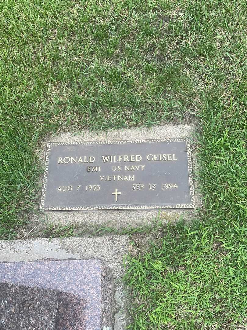 Ronald Wilfred Geisel's grave. Photo 3