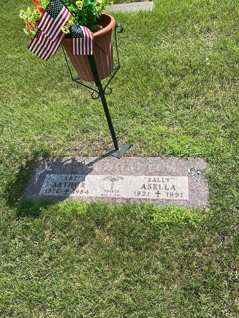 Arthur "Art" Niepengarten's grave. Photo 2