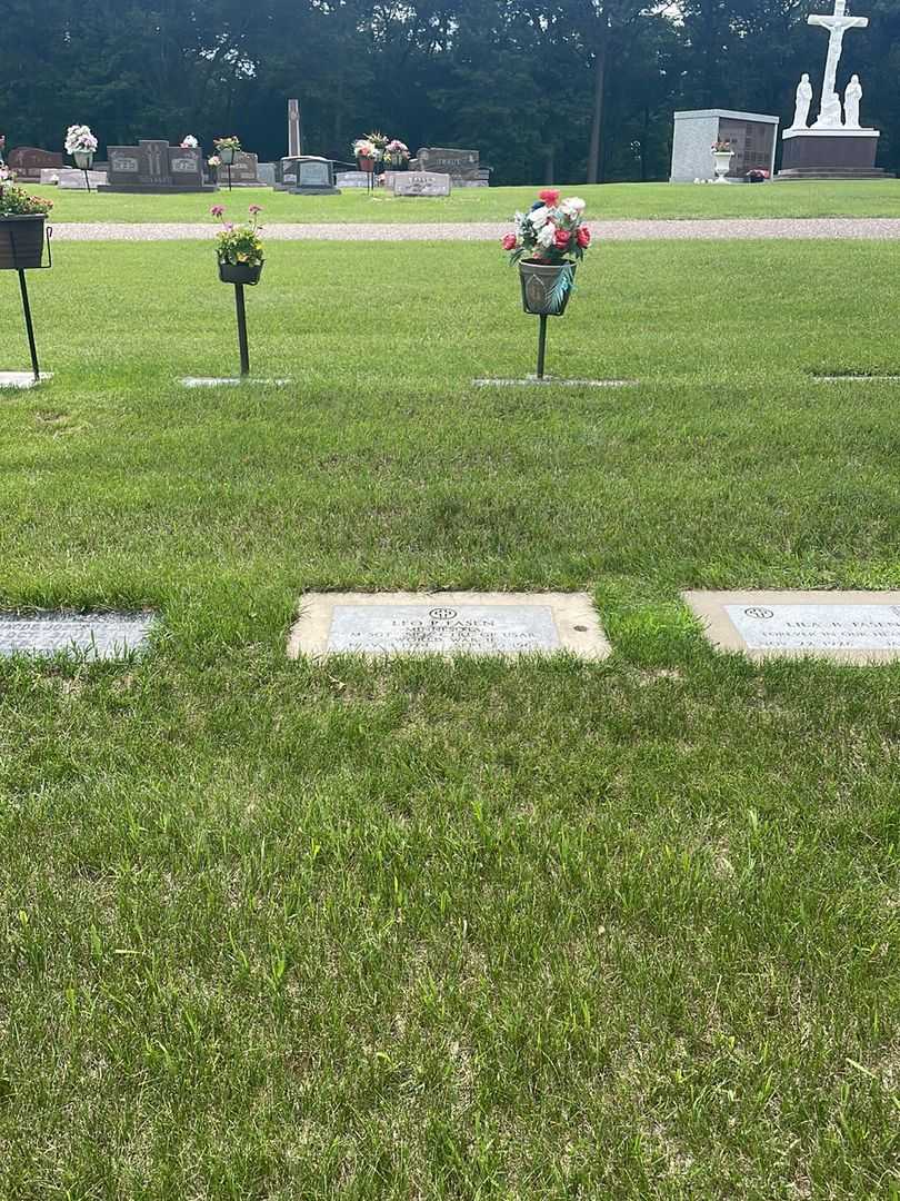 Leo P. Fasen's grave. Photo 1