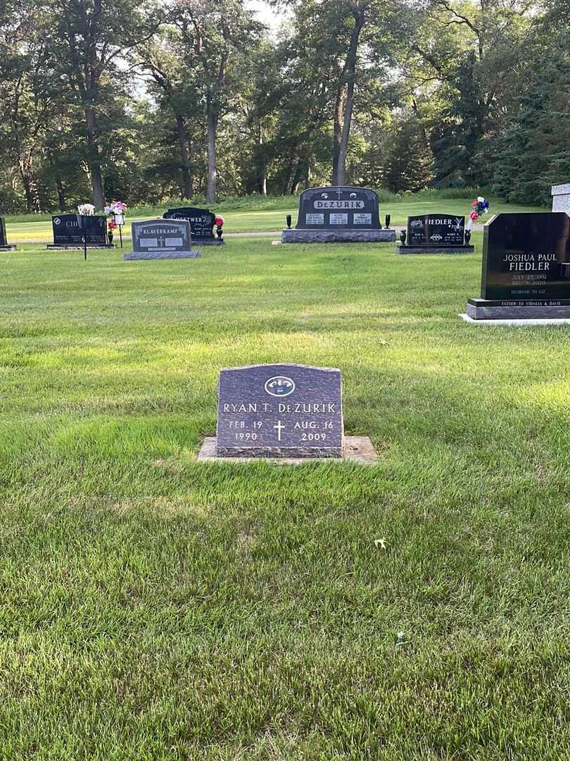 Ryan T. DeZurik's grave. Photo 1