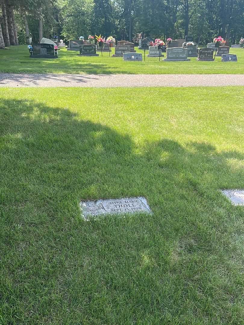 Jayne Marie Tholl's grave. Photo 1