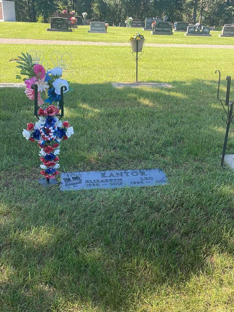 Leo Kantor's grave. Photo 1