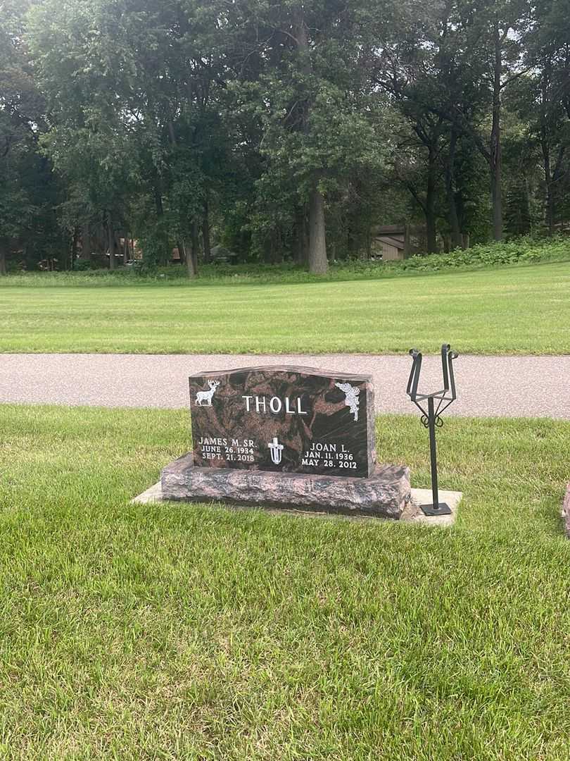 James M. Tholl Senior's grave. Photo 1