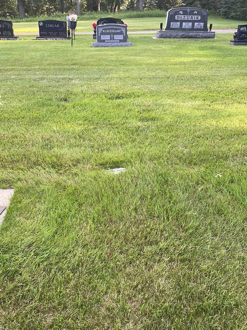 Roger A. Petron's grave. Photo 1