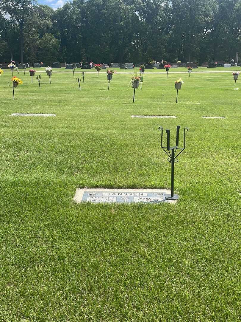 Marie L. Janssen's grave. Photo 1