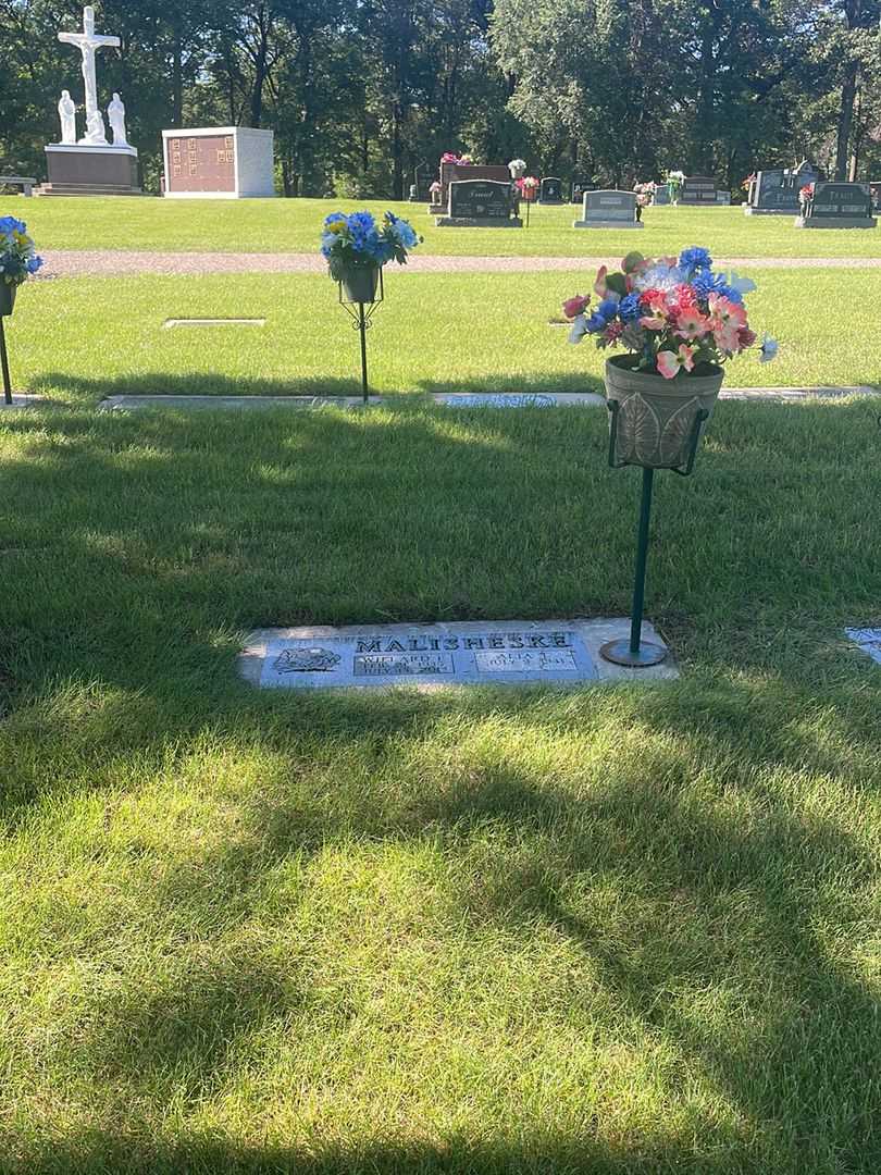 Willard F. Malisheske's grave. Photo 1