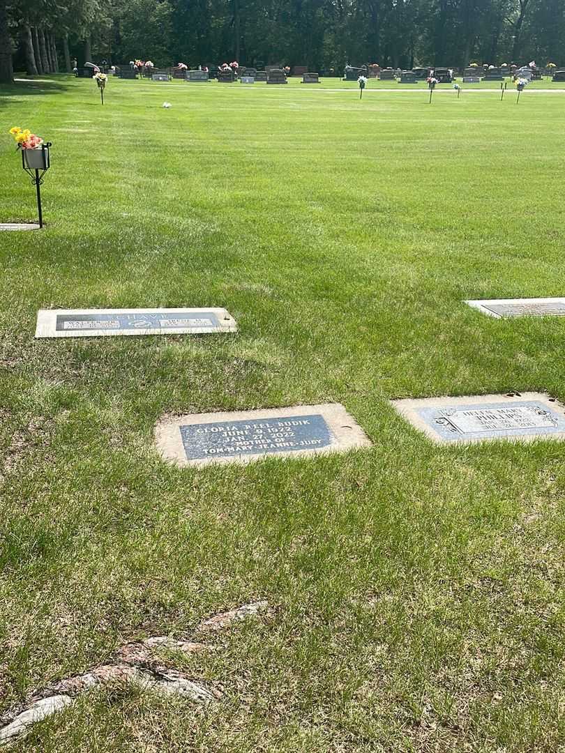 Gloria Reel Budik's grave. Photo 1