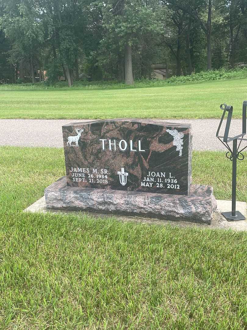 James M. Tholl Senior's grave. Photo 2