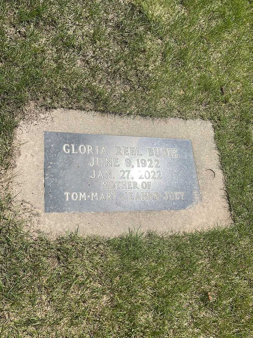 Gloria Reel Budik's grave. Photo 2