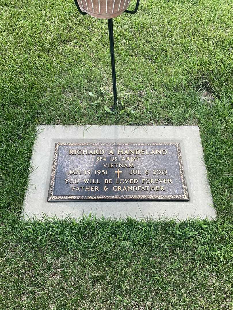 Richard A. Handeland's grave. Photo 2
