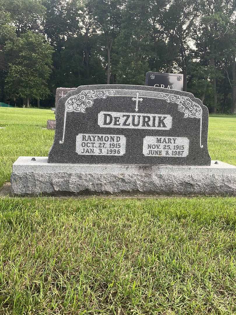 Raymond DeZurik's grave. Photo 2