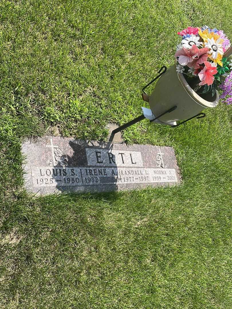 Randall L. Ertl's grave. Photo 2