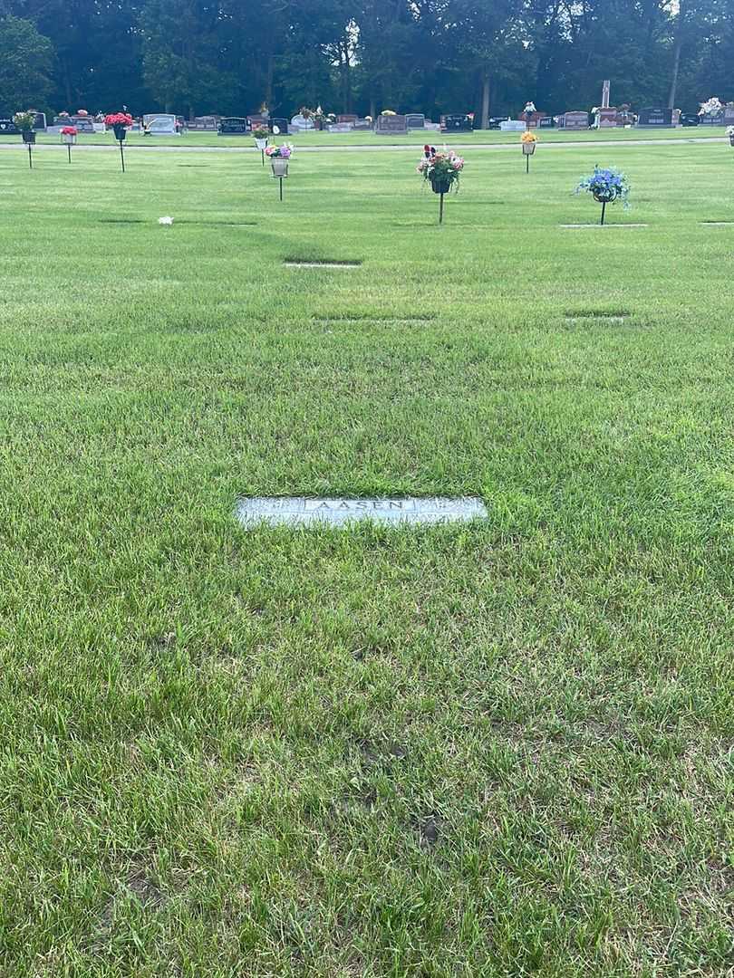 Marian U. Aasen's grave. Photo 1