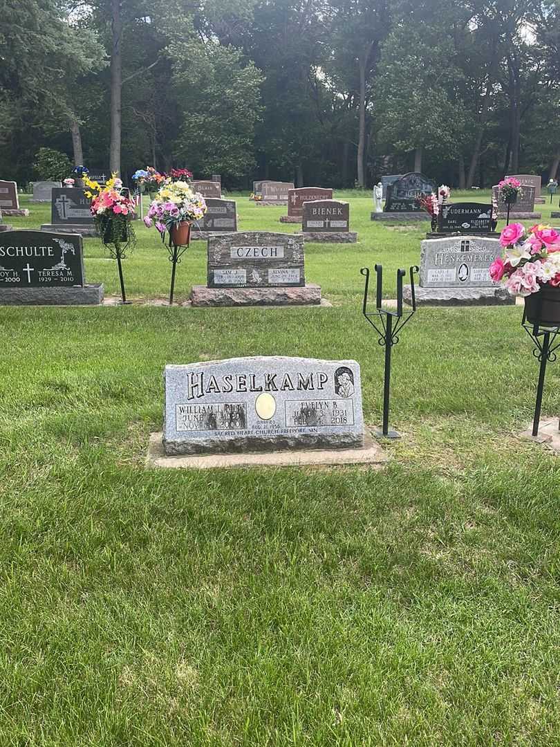 William J. "Bill" Haselkamp's grave. Photo 1