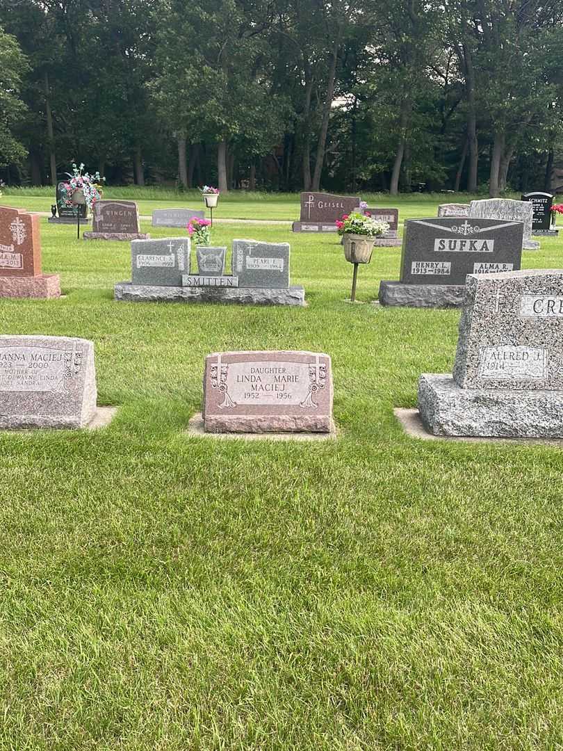 Linda Marie Maciej's grave. Photo 1