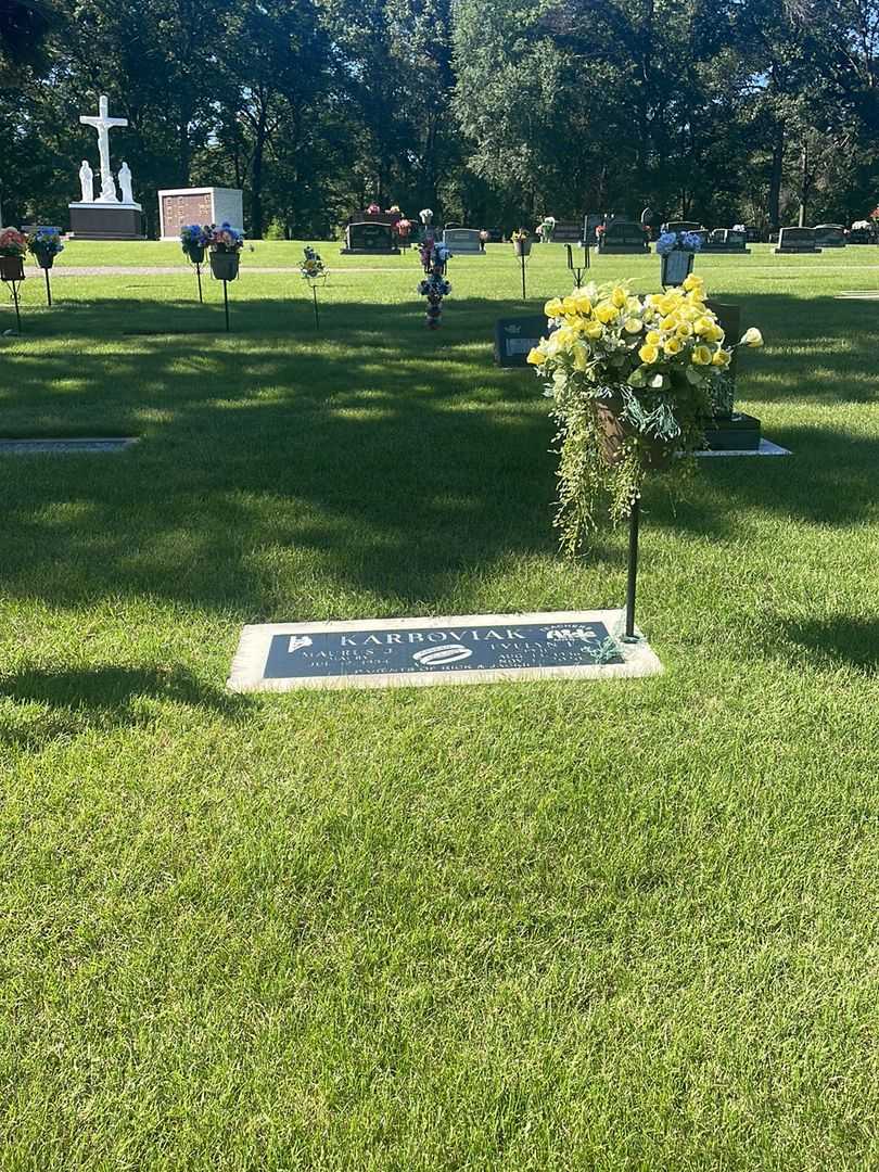 Evelyn F. "Evie" Karboviak's grave. Photo 1