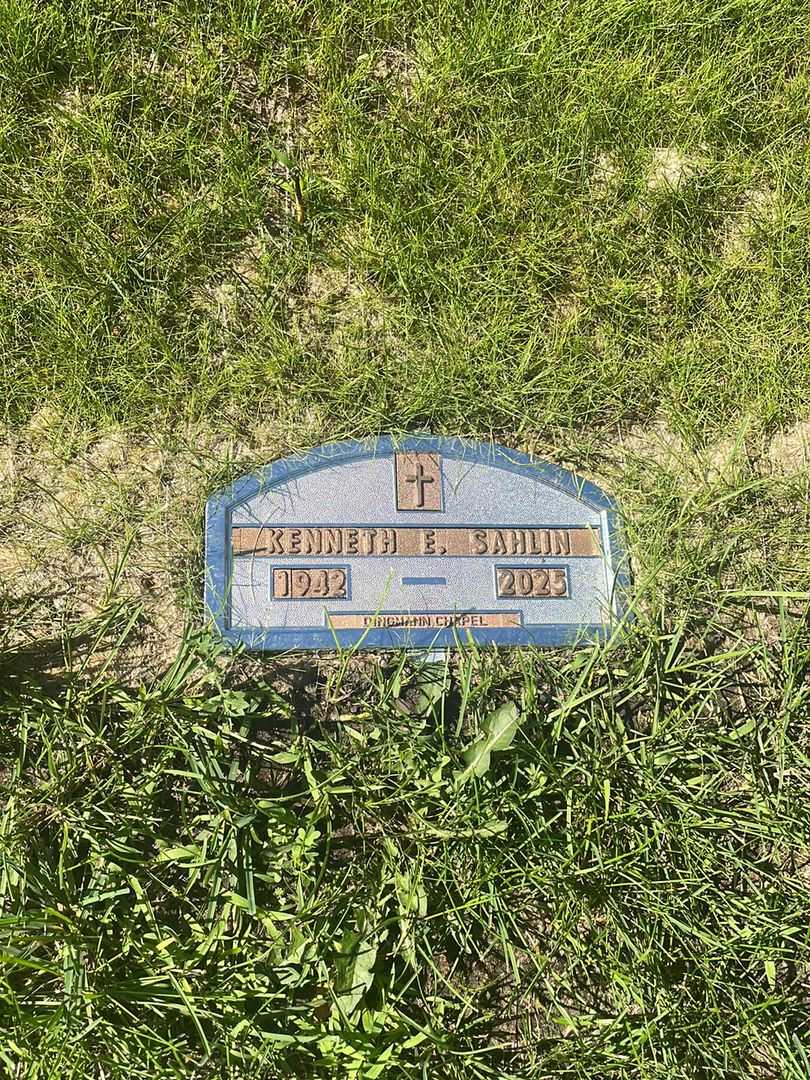 Kenneth E. Sahlin's grave. Photo 2