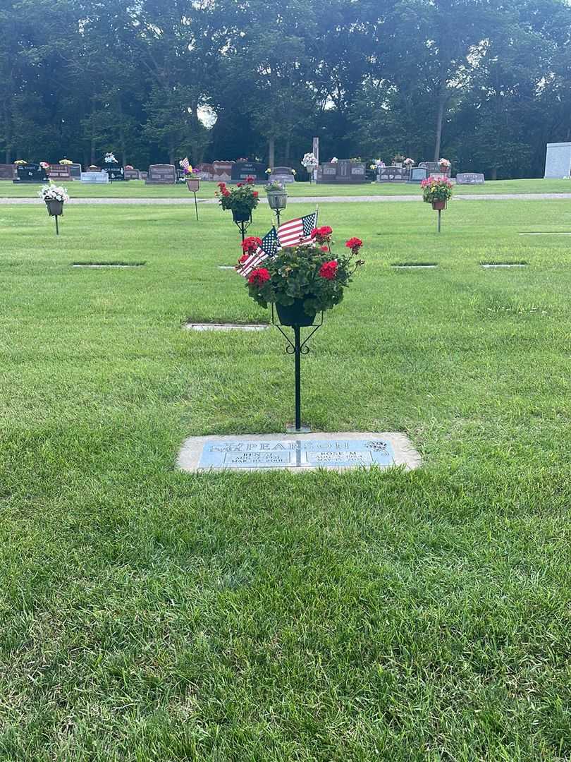 Ren J. Pearson's grave. Photo 1