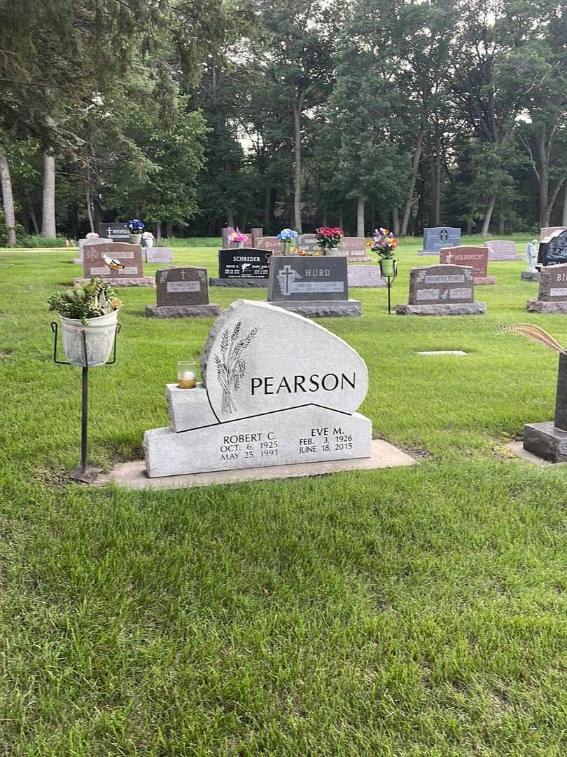 Robert C. Pearson's grave. Photo 1