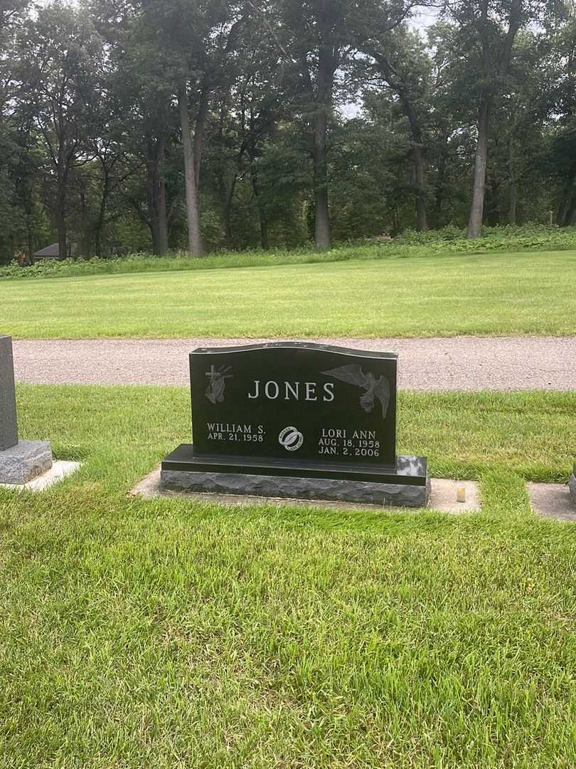 Lori Ann Jones's grave. Photo 1