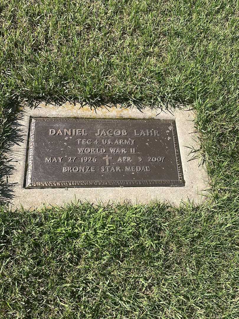 Daniel J. "Den" Lahr's grave. Photo 3