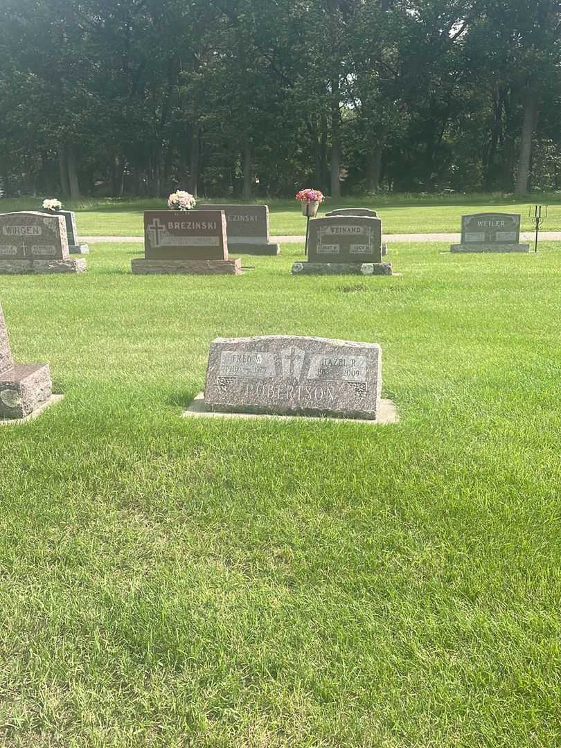 Hazel R. Robertson's grave. Photo 1
