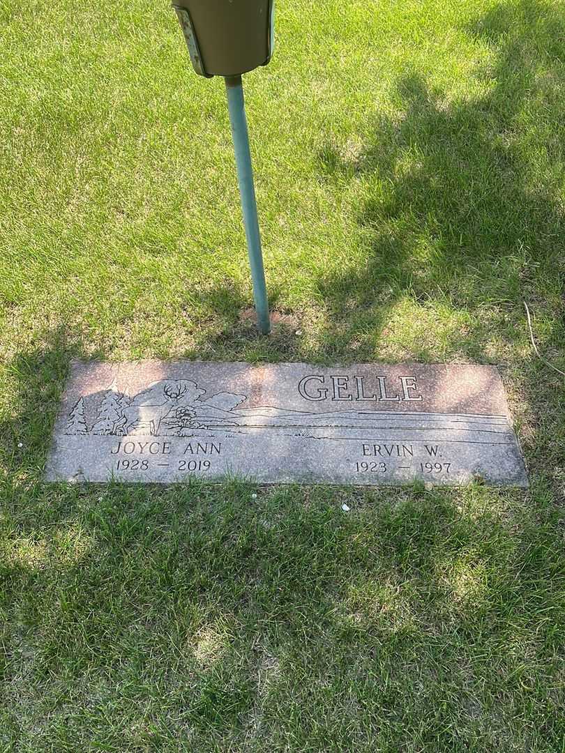 Joyce Ann Gelle's grave. Photo 2